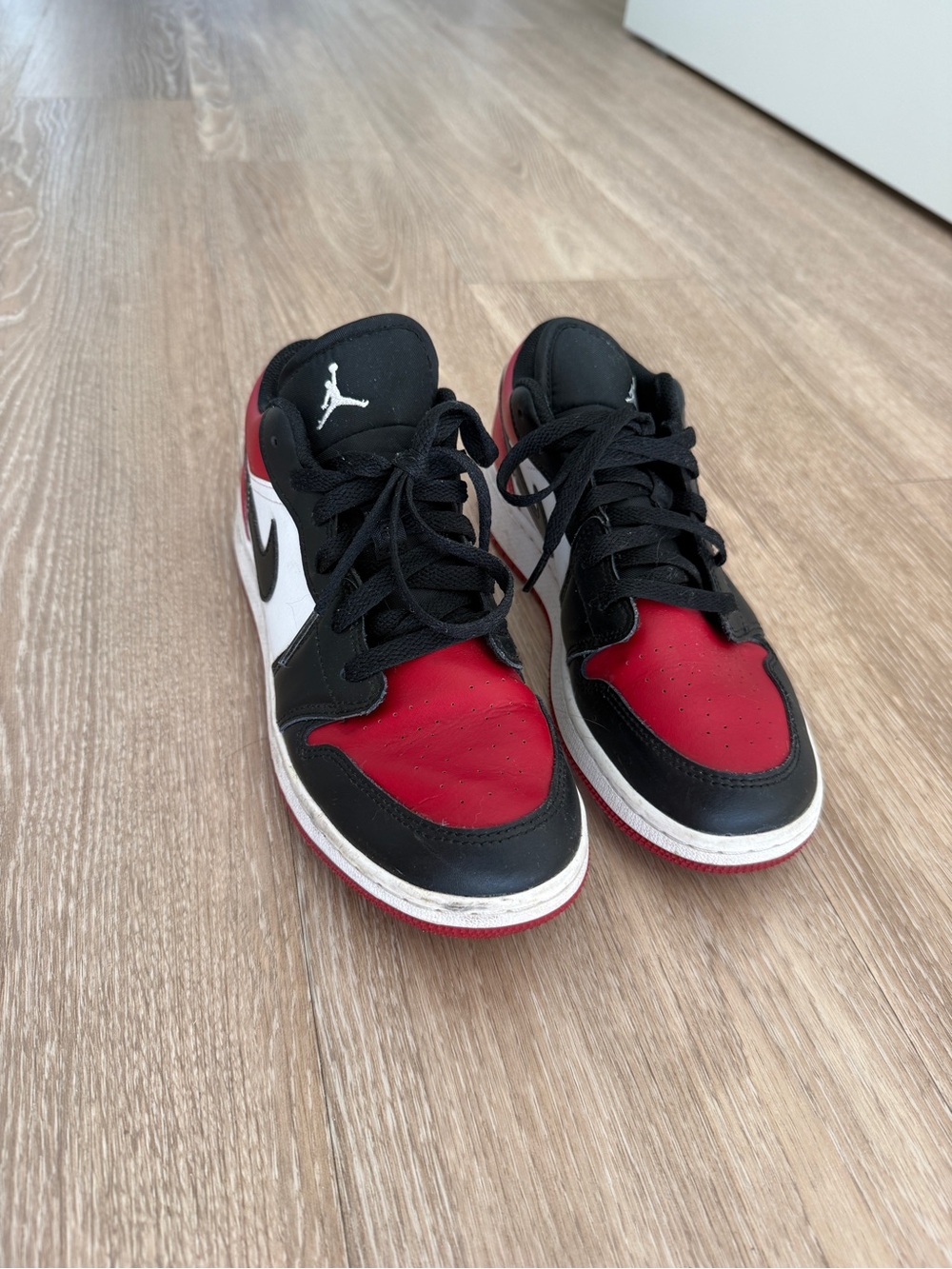 Jordan Low-Top Sneakers in Black/Red/White